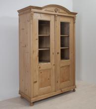 Vitrinenschrank mit Krone