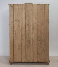 Vitrinenschrank mit Krone